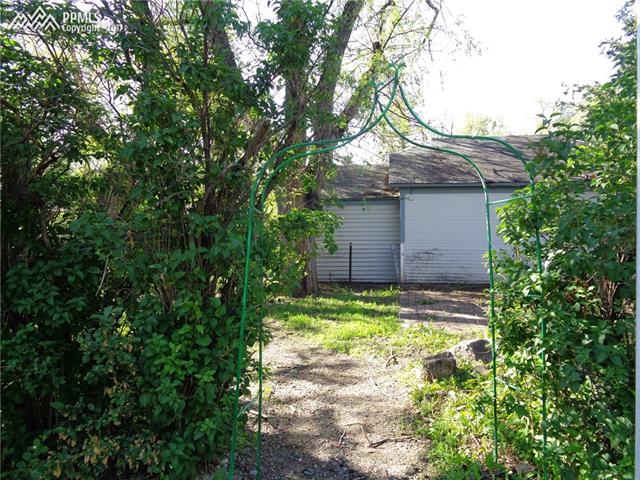 318 West Cheyenne Road Colorado Springs, CO 80906 - Photo 28 of 36 Archway between rear parking area and cottage backyard.
