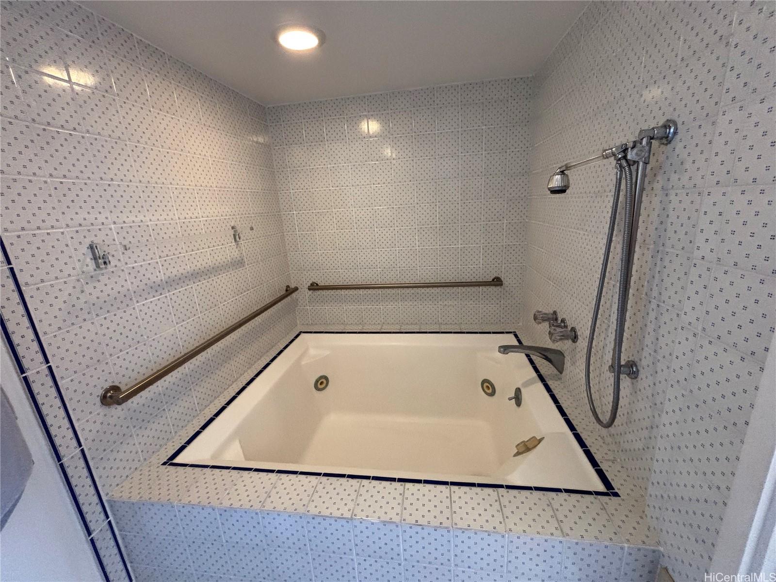 469 Ena Road, Unit 2104 Honolulu, HI 96815 - Photo 17 of 24