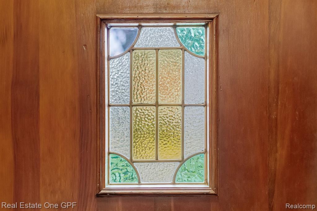 879 Roslyn Road Grosse Pointe Woods, MI 48236 - Photo 3 of 39