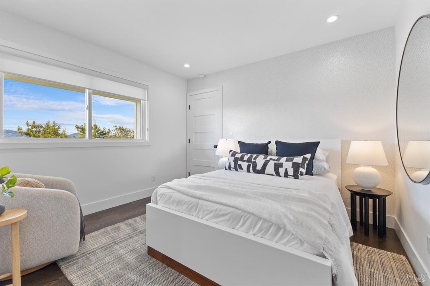775 Benjamin Way Healdsburg, CA 95448 - Photo 44 of 96 a bed room with a bed and a chair