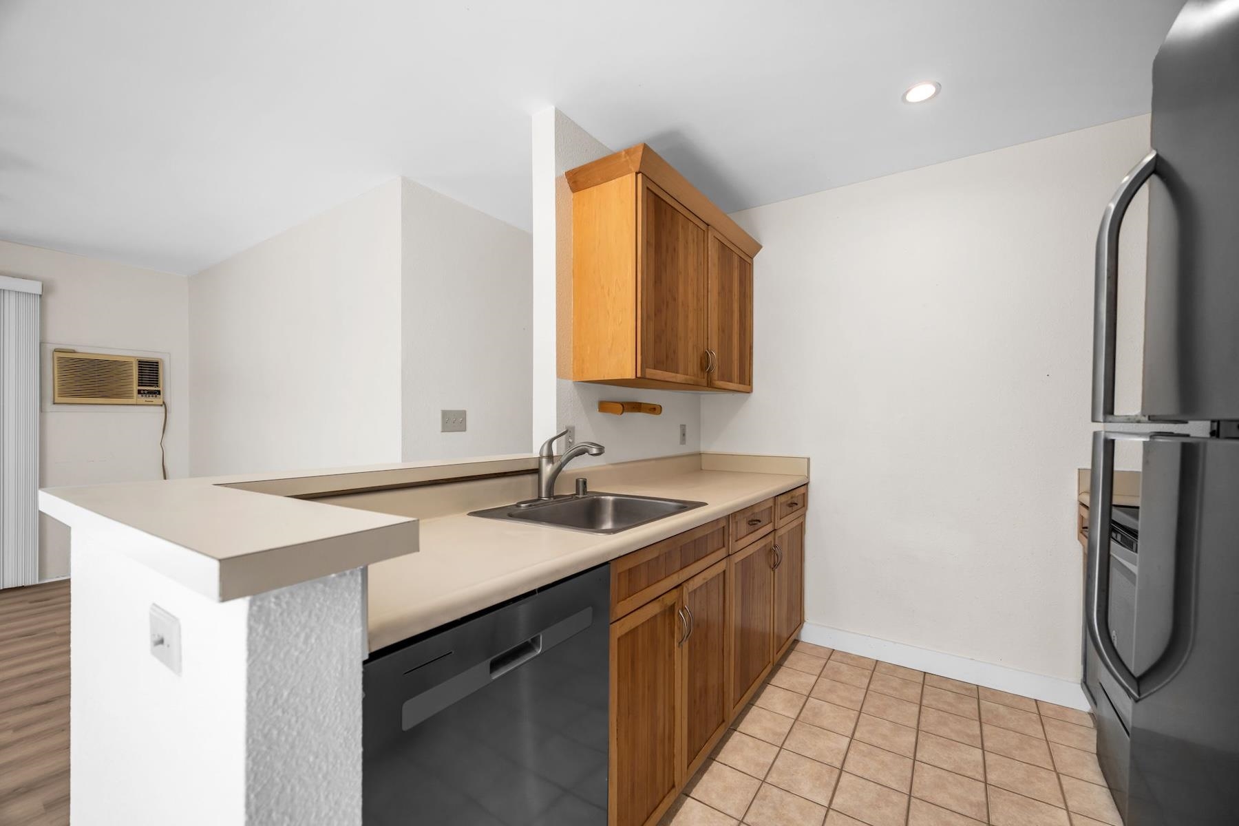 160 Keonekai Road, Unit 18202 Kihei, HI 96753 - Photo 16 of 25 a bathroom with a sink a vanity and a mirror