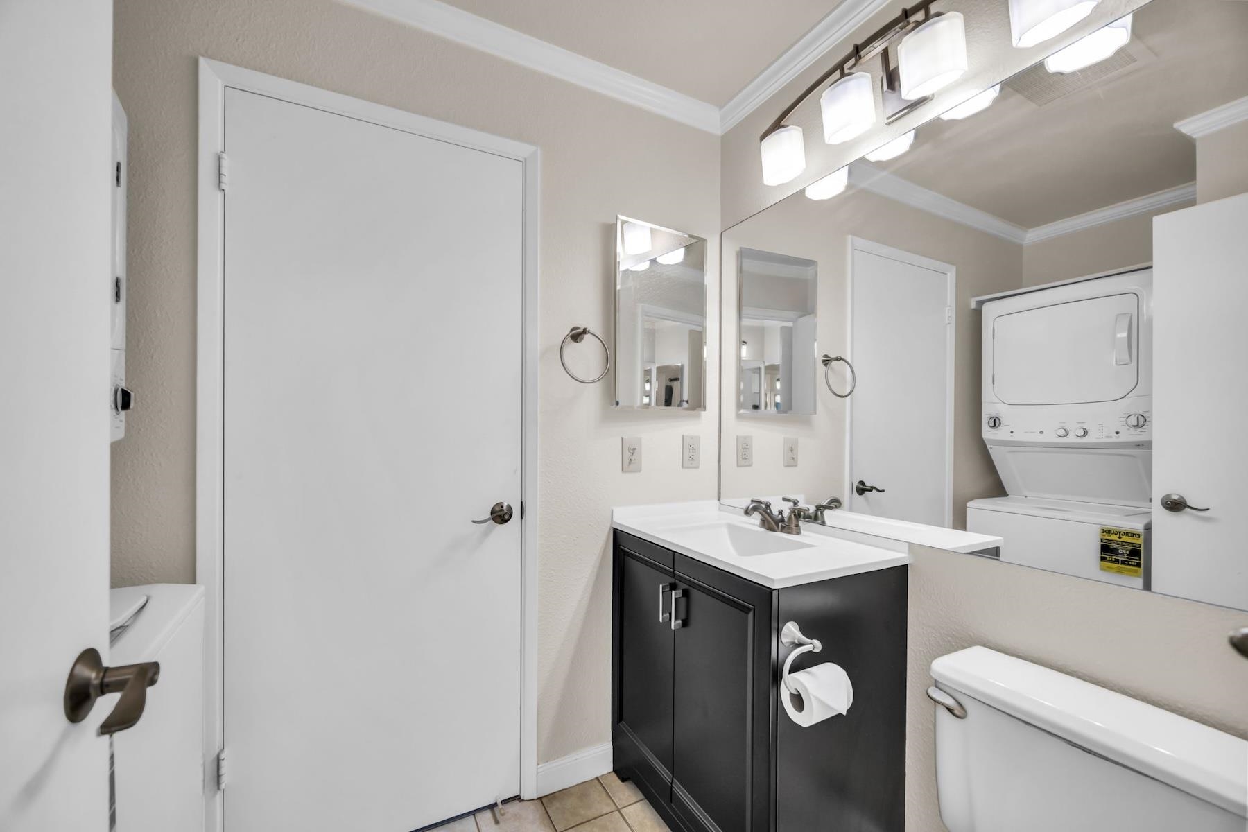 160 Keonekai Road, Unit 18202 Kihei, HI 96753 - Photo 22 of 25 a bathroom with a sink vanity granite and a mirror
