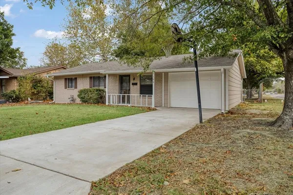 $1,725 | 100 East Cunningham Street, Bonham, TX 75418