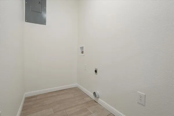 $1,725 | 100 East Cunningham Street, Bonham, TX 75418