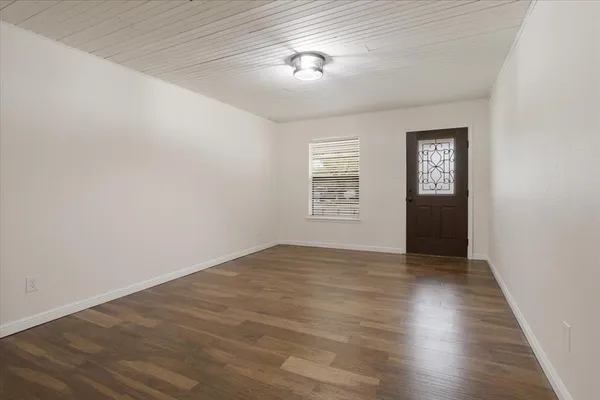 $1,725 | 100 East Cunningham Street, Bonham, TX 75418
