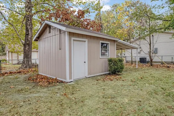 $1,725 | 100 East Cunningham Street, Bonham, TX 75418