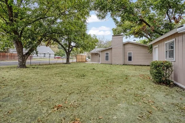 $1,725 | 100 East Cunningham Street, Bonham, TX 75418