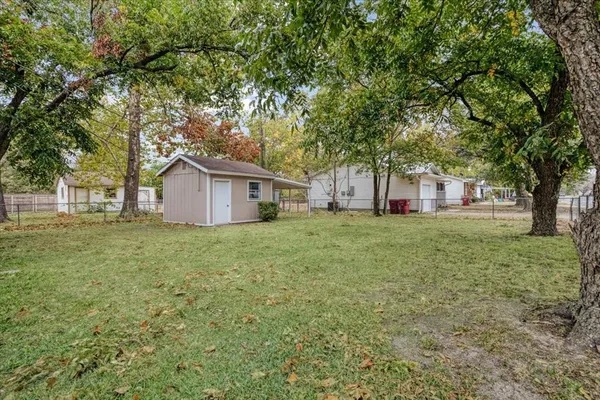 $1,725 | 100 East Cunningham Street, Bonham, TX 75418