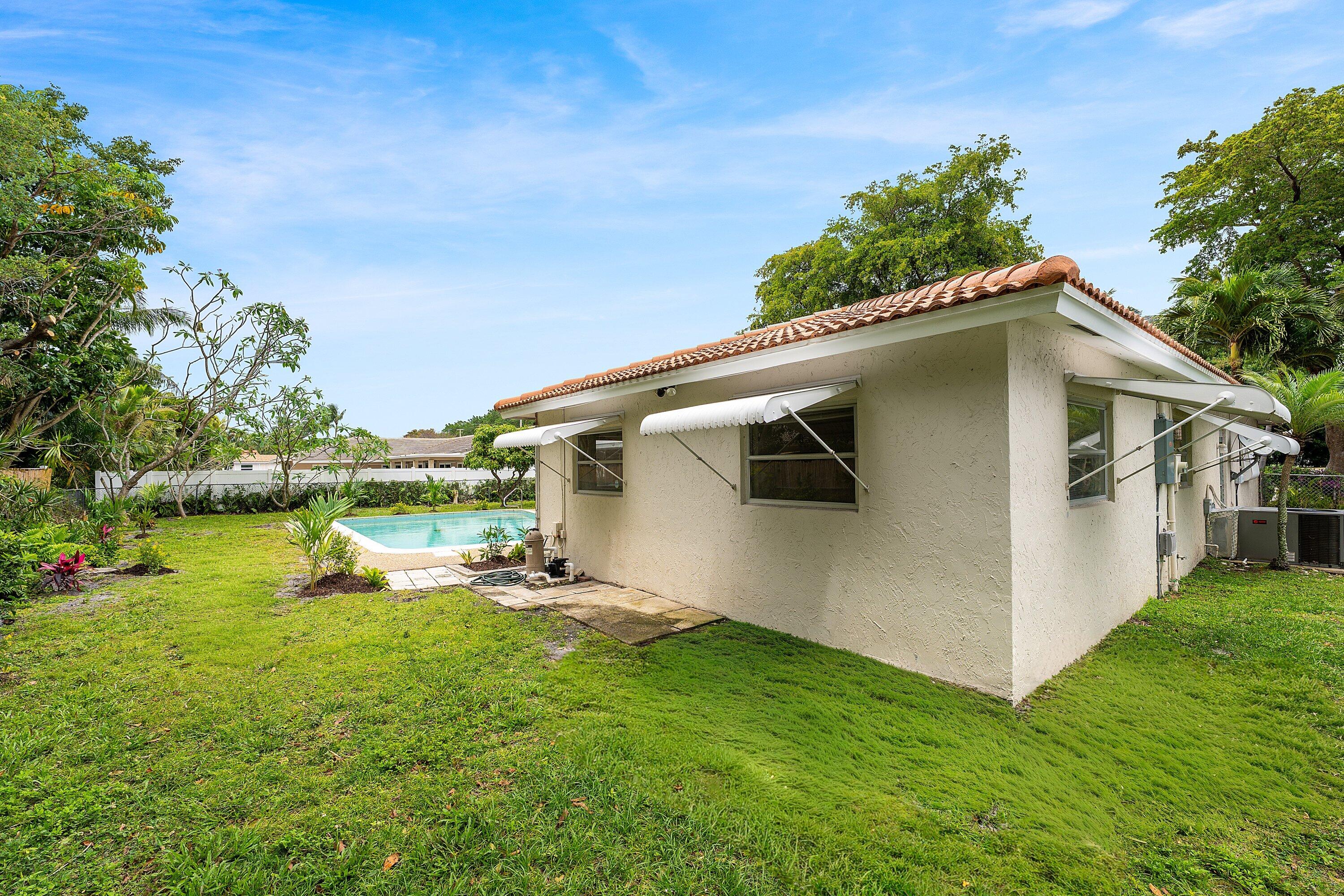 931 Northwest 9th Court Boca Raton, FL 33486 - Photo 8 of 33 Lg yard