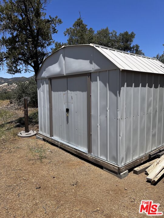 11501 Appaloosa Road Tehachapi, CA 93561 - Photo 7 of 9 a view of a house with a garage