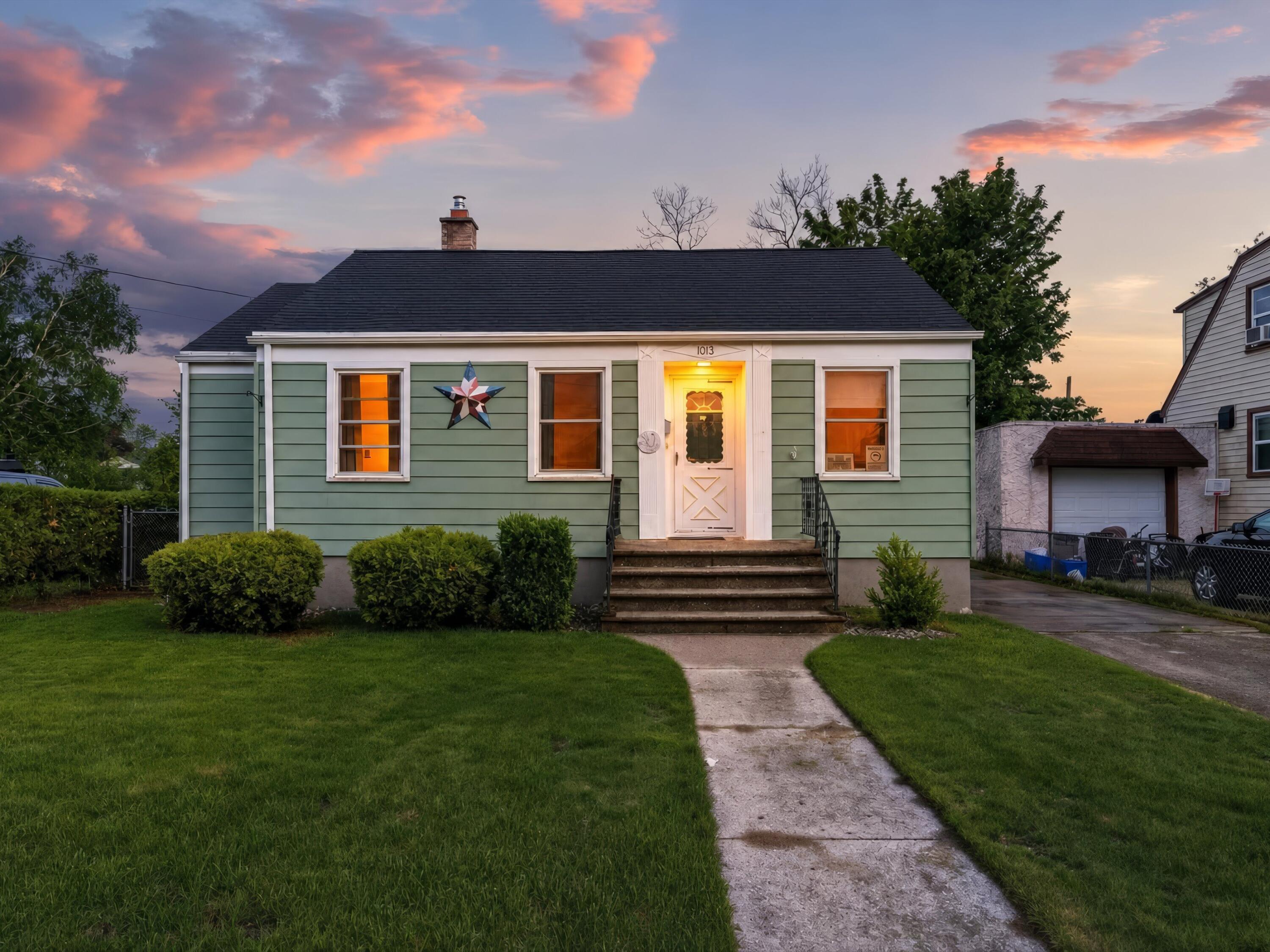1013 28th Street Two Rivers, WI 54241 - Photo 2 of 32 1-DSC06734