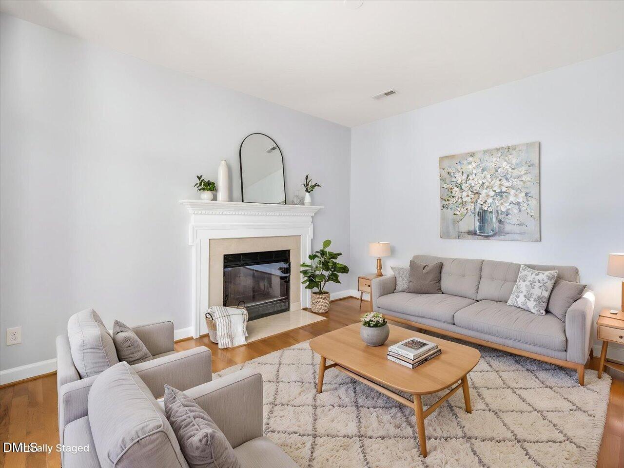 274 East Davie Street, Unit 274 Raleigh, NC 27601 - Photo 19 of 62 33-Living Room