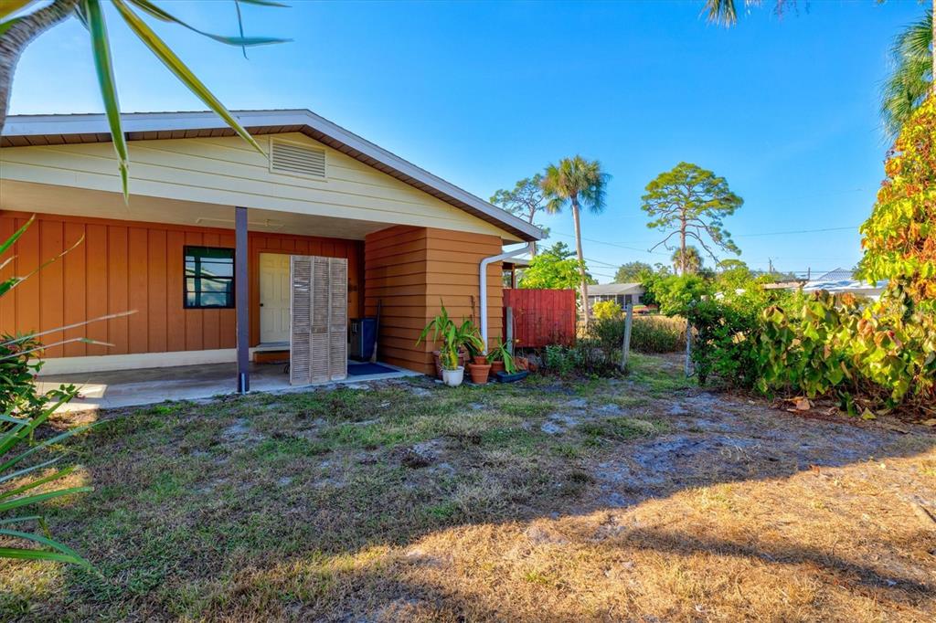 148 Roberts Road Nokomis, FL 34275 - Photo 35 of 68 a backyard of a house with plants and entertaining space