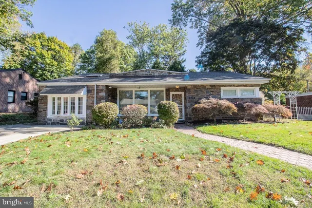 a view of a house with backyard and garden