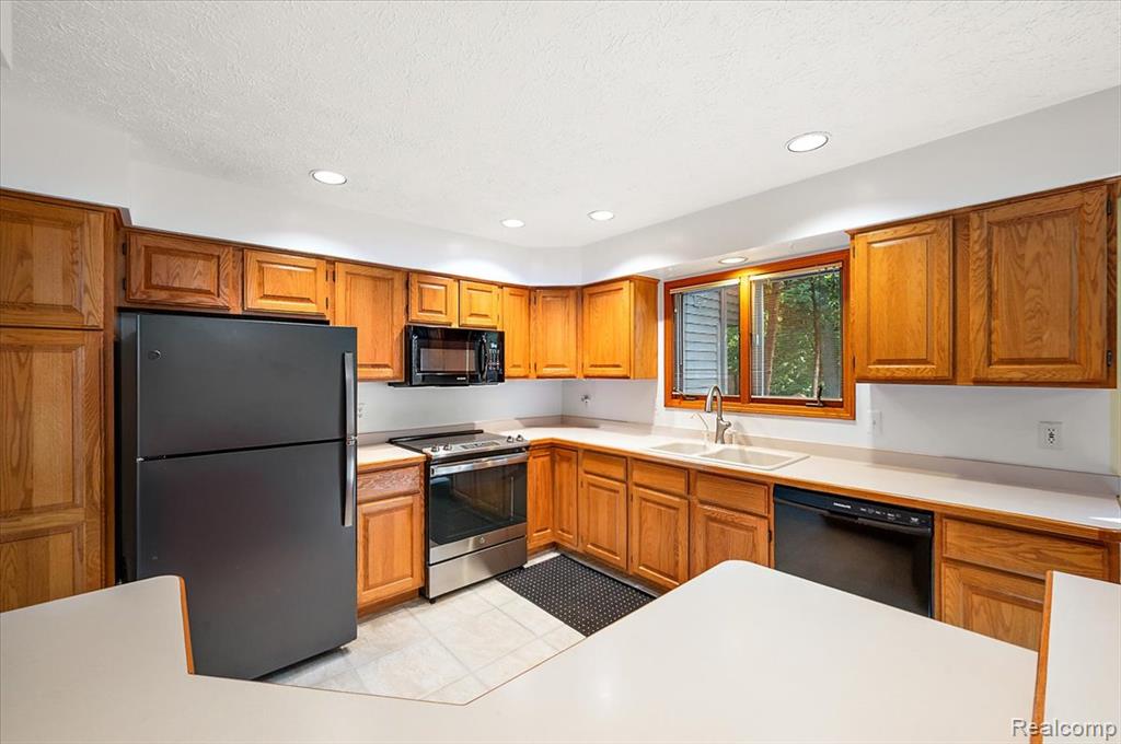 6583 Ridgeview Drive Clarkston, MI 48346 - Photo 15 of 65