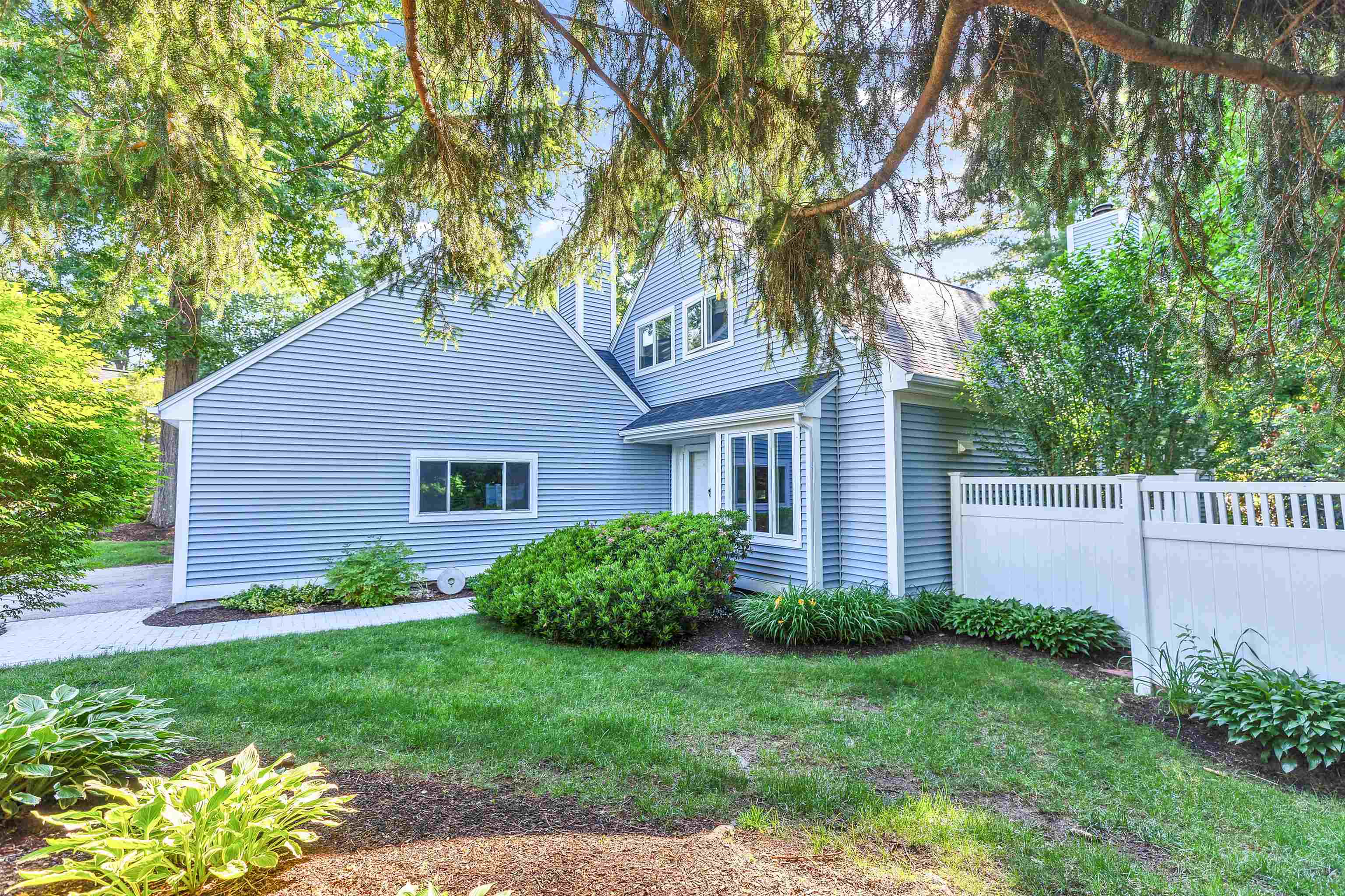 555 Straw Hill Road Manchester, NH 03104 - Photo 2 of 45