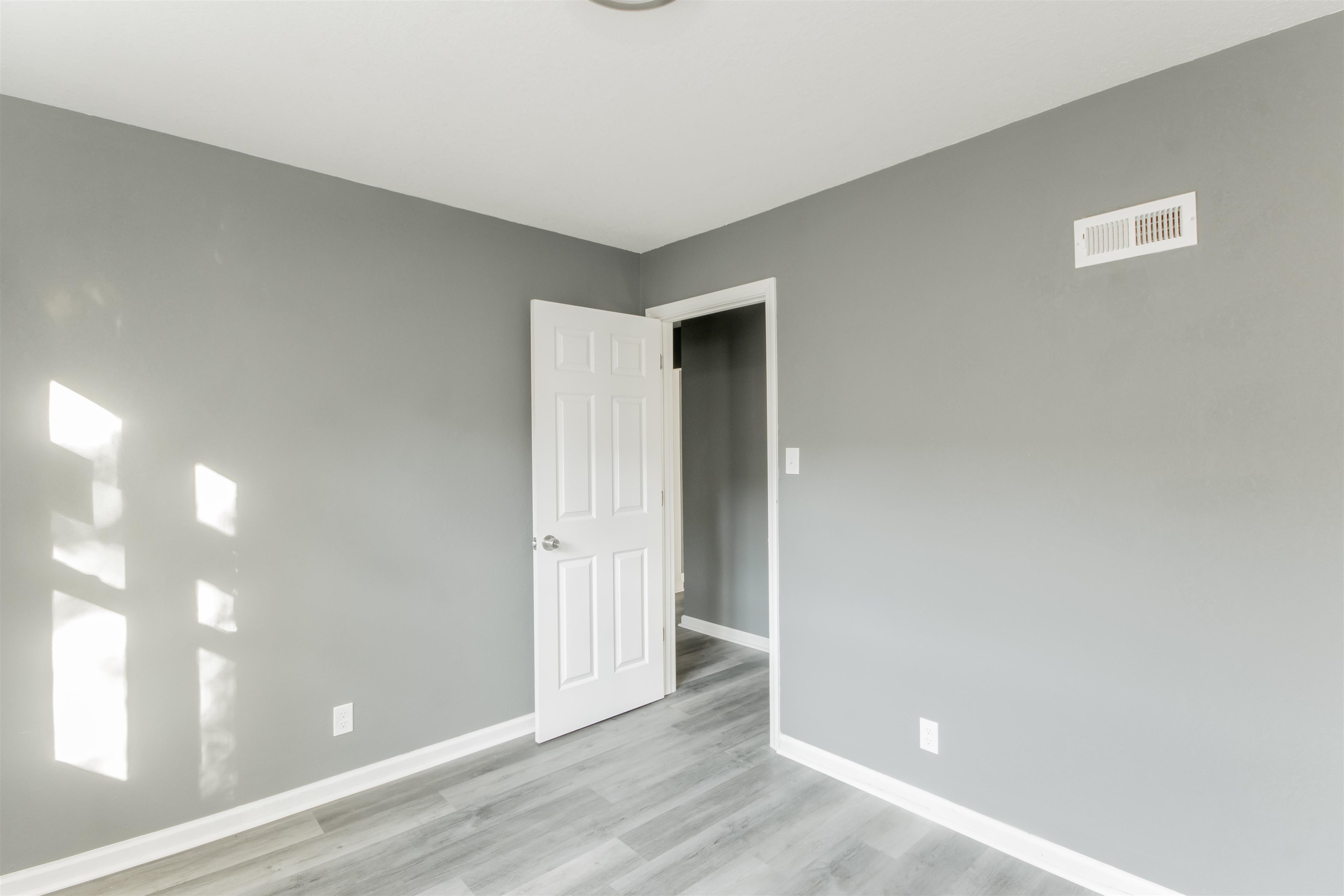 545 South Glendale Street Wichita, KS 67218 - Photo 13 of 32