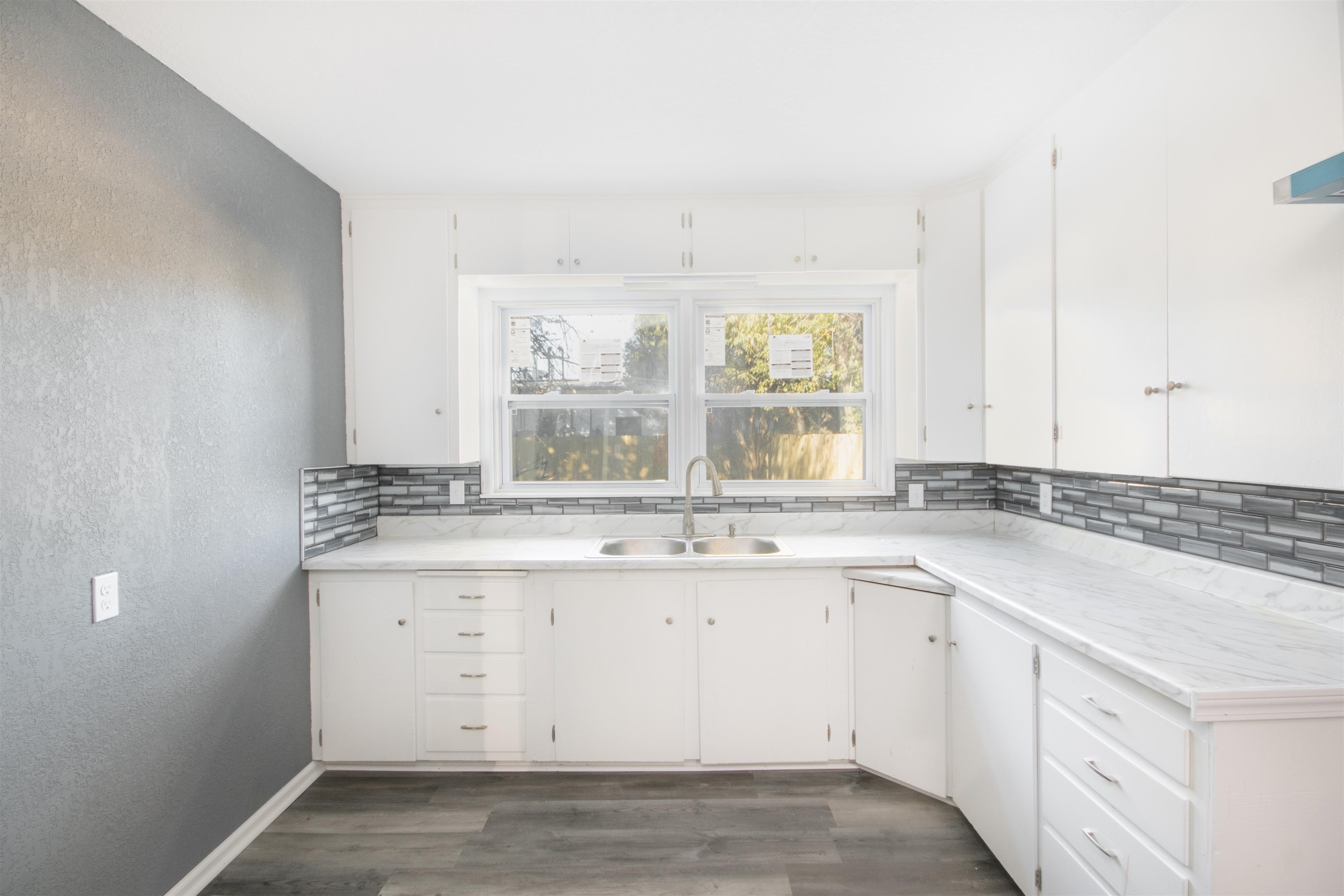 545 South Glendale Street Wichita, KS 67218 - Photo 8 of 32