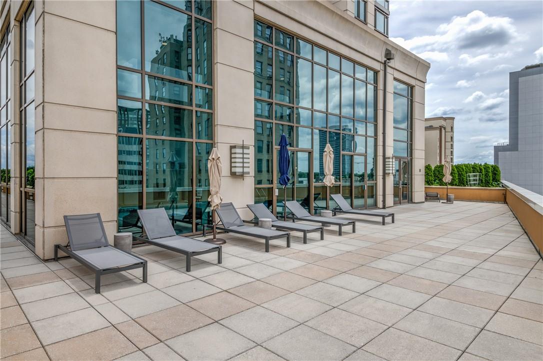 175 Huguenot Street, Unit 2505 New Rochelle, NY 10801 - Photo 25 of 34 Sunbathing terrace