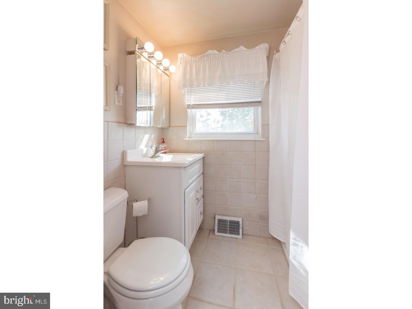 2834 Shelly Road Philadelphia, PA 19152 - Photo 10 of 23