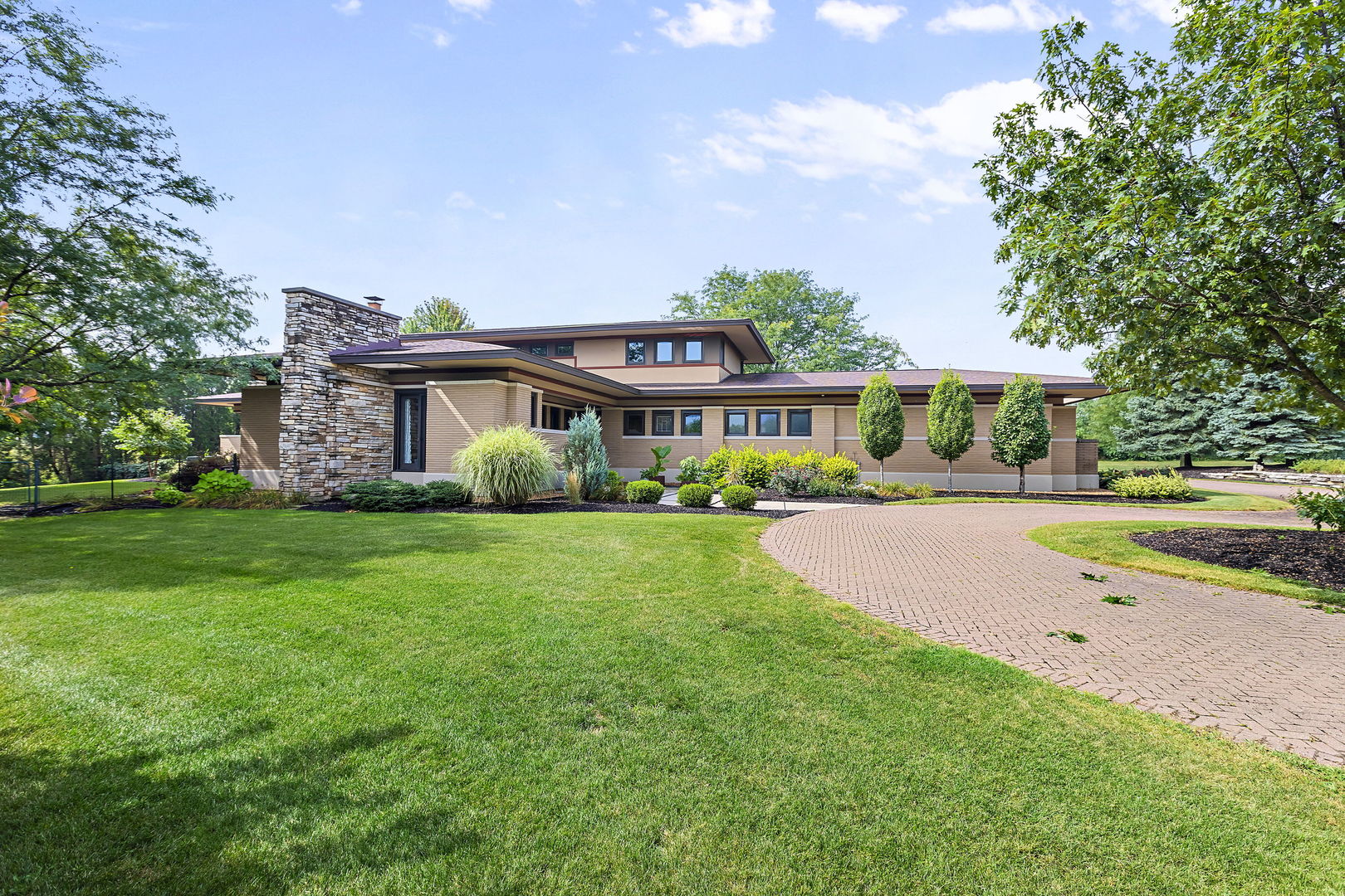 13540 McCarthy Road Lemont, IL 60439 - Photo 44 of 71 a front view of a house with garden