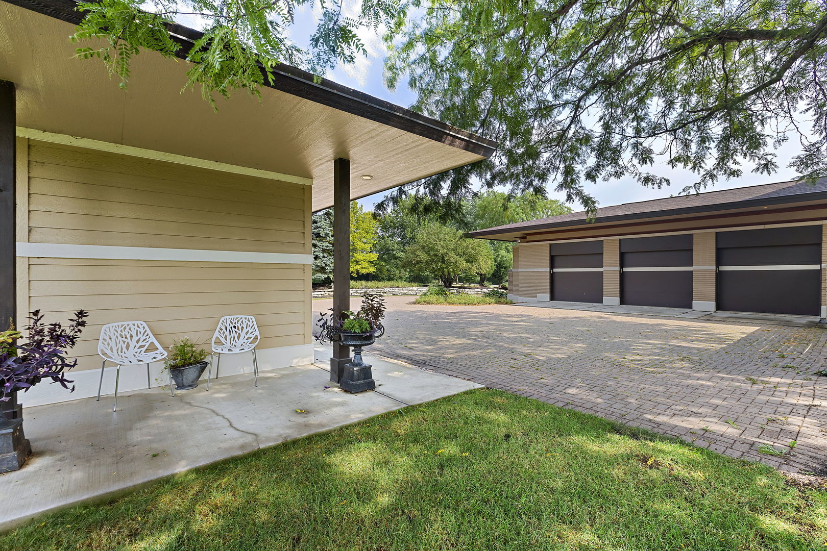 13540 McCarthy Road Lemont, IL 60439 - Photo 49 of 71 a view of a house with backyard and sitting area