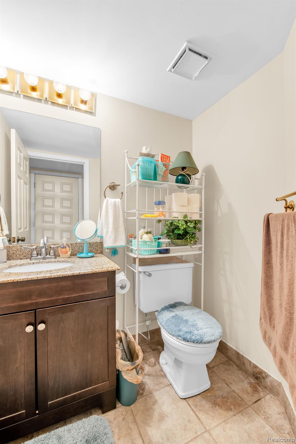 259 Meadow Bridge Drive Rochester, MI 48307 - Photo 11 of 19 half bath main floor