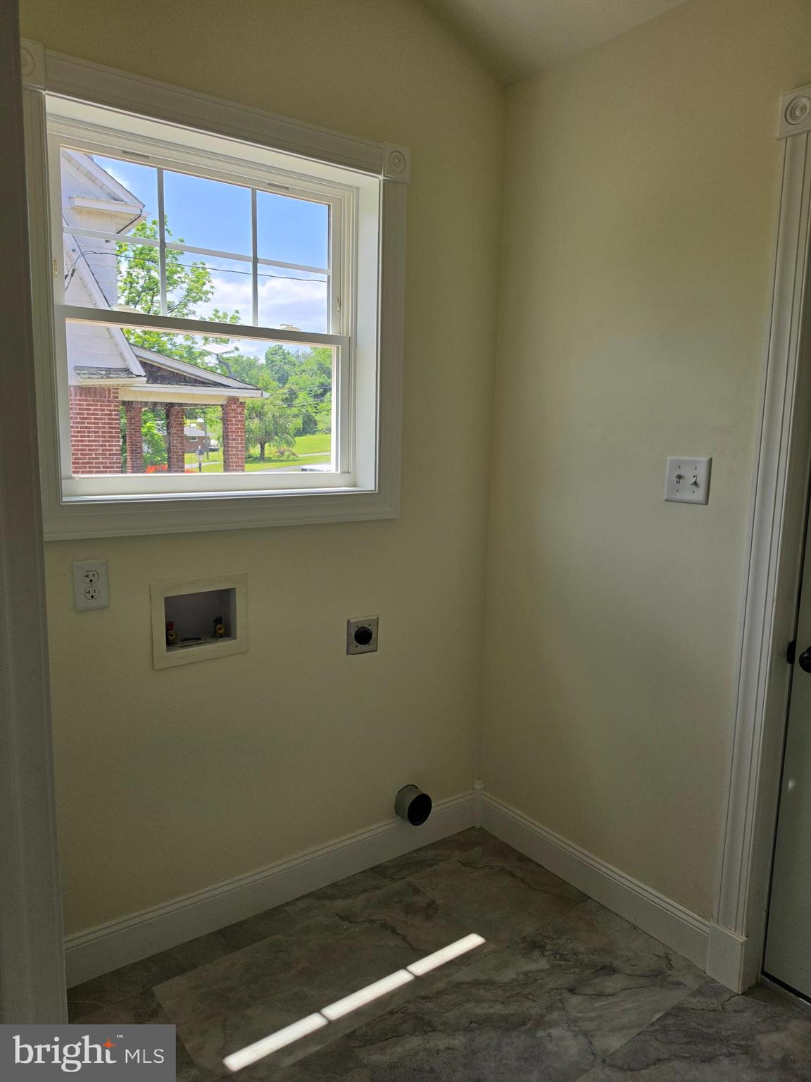 13514 Old Cresaptown Road Southwest Lavale, MD 21502 - Photo 20 of 25 an empty room with a window