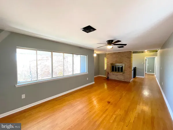 a view of livingroom and hardwood floor