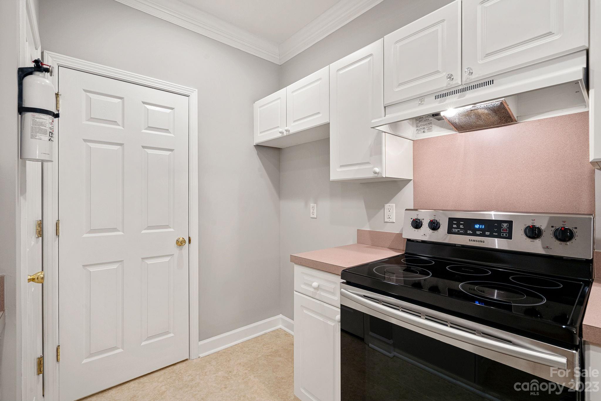 747 Peninsula Drive Davidson, NC 28036 - Photo 13 of 31 a stove top oven sitting inside of a kitchen