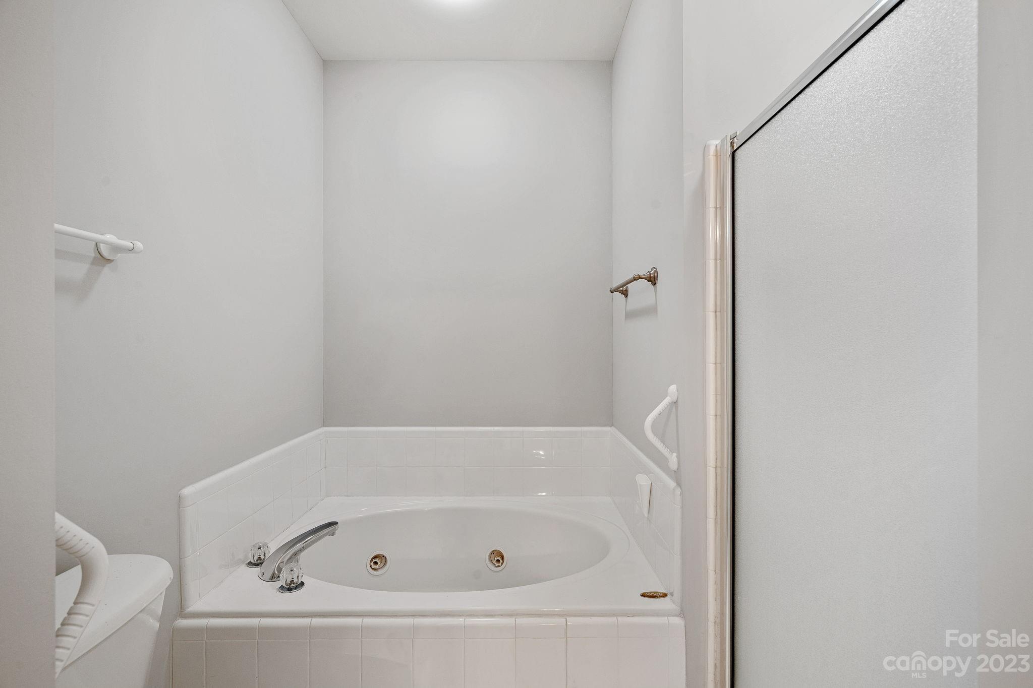 747 Peninsula Drive Davidson, NC 28036 - Photo 26 of 31 a bathroom with a bathtub