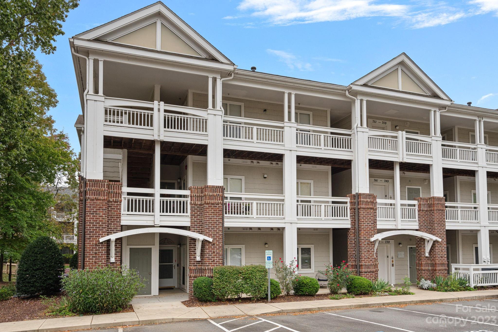 747 Peninsula Drive Davidson, NC 28036 - Photo 31 of 31 a front view of a building