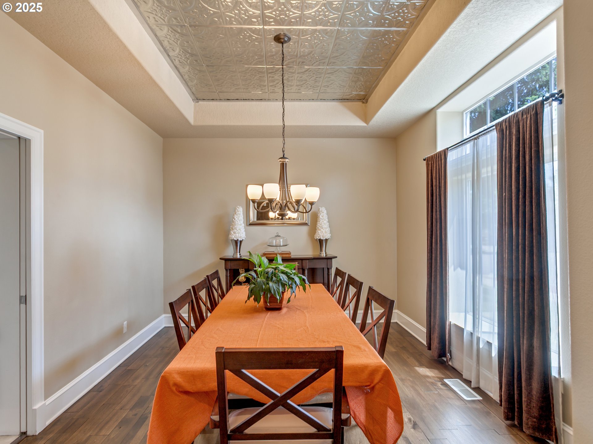 7913 Southwest Leiser Lane Portland, OR 97224 - Photo 5 of 35 Dining Room