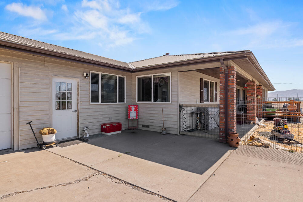 891 Cross Road Klamath Falls, OR 97603 - Photo 11 of 66 a house view with a outdoor space