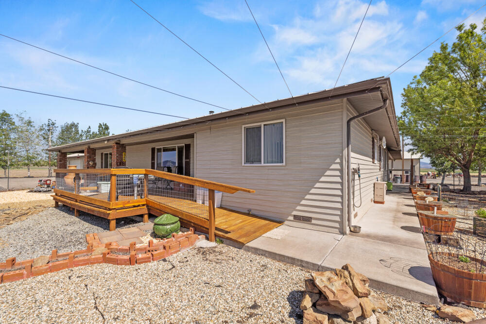 891 Cross Road Klamath Falls, OR 97603 - Photo 17 of 66 a outdoor view with sitting space