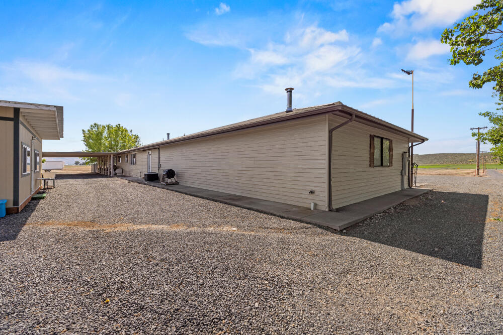 891 Cross Road Klamath Falls, OR 97603 - Photo 21 of 66 a view of a house with backyard