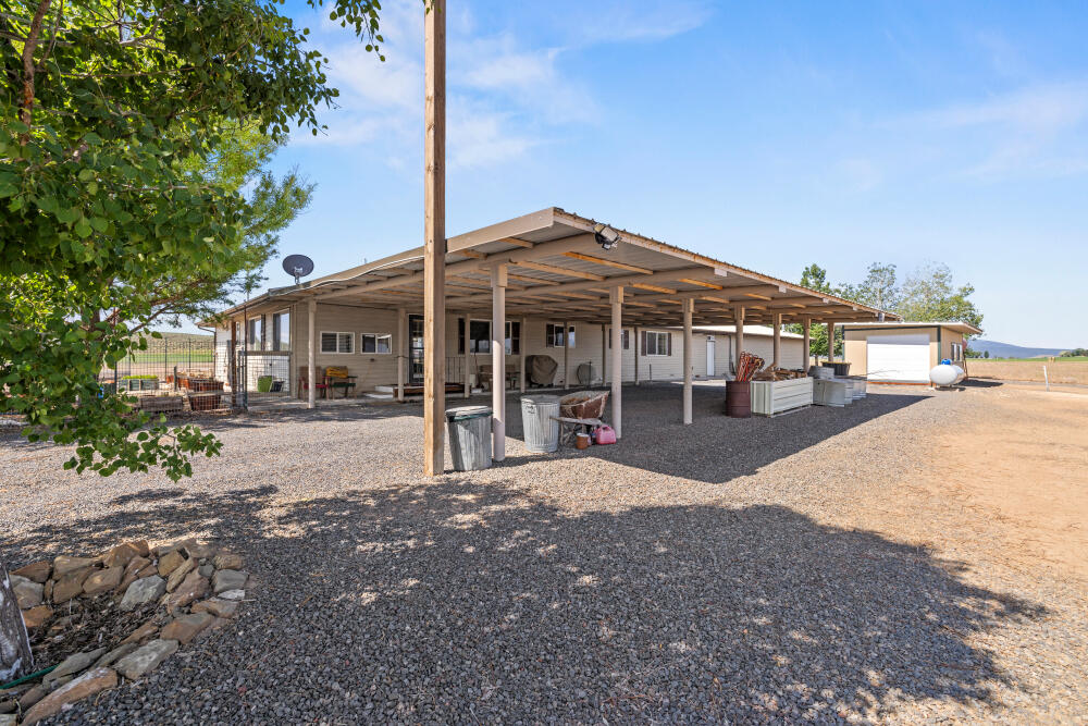 891 Cross Road Klamath Falls, OR 97603 - Photo 25 of 66 a front view of a house with a garden