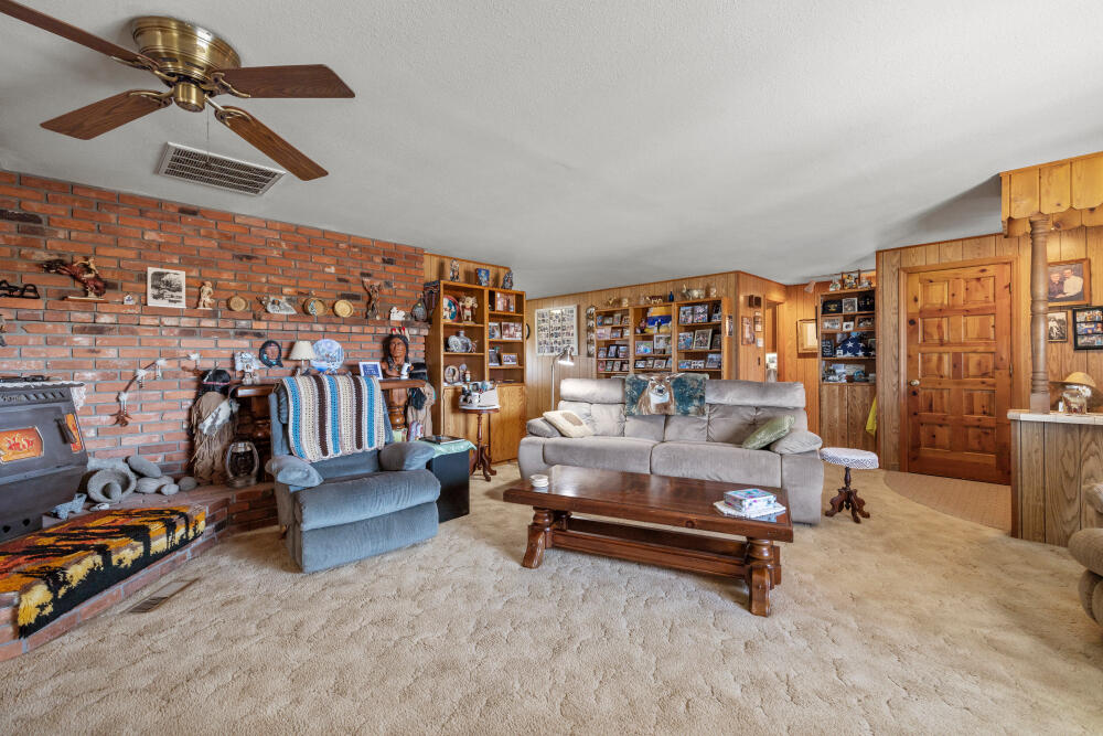 891 Cross Road Klamath Falls, OR 97603 - Photo 33 of 66 a living room with furniture a rug and gym equipment
