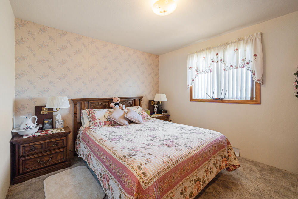 891 Cross Road Klamath Falls, OR 97603 - Photo 44 of 66 a bedroom with a bed and window