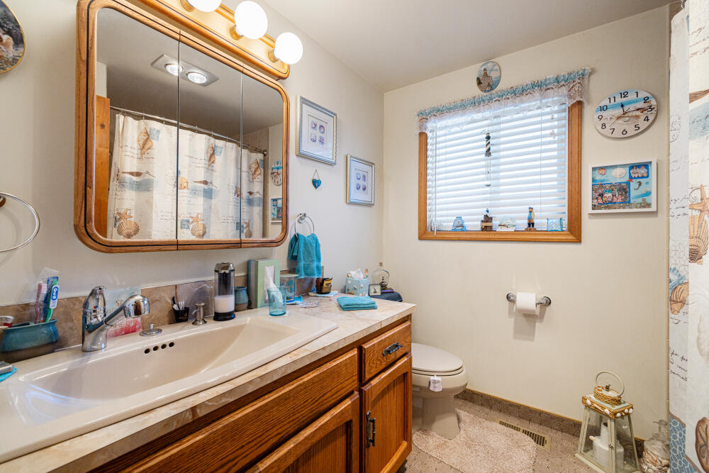 891 Cross Road Klamath Falls, OR 97603 - Photo 46 of 66 a bathroom with a sink a vanity and a mirror