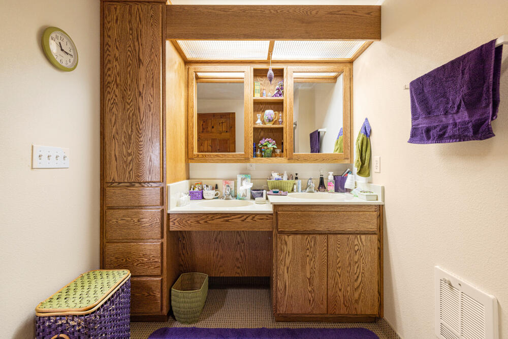 891 Cross Road Klamath Falls, OR 97603 - Photo 50 of 66 a bathroom with a sink a mirror and a shower