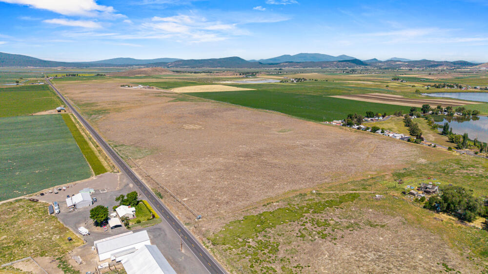 891 Cross Road Klamath Falls, OR 97603 - Photo 58 of 66 a view of a lake with a beach