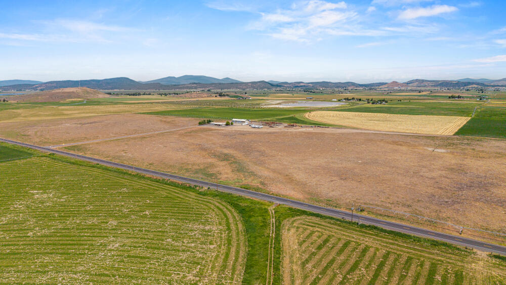 891 Cross Road Klamath Falls, OR 97603 - Photo 60 of 66 a view of an ocean and a mountain