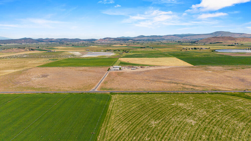 891 Cross Road Klamath Falls, OR 97603 - Photo 61 of 66 a view of an ocean and a mountain