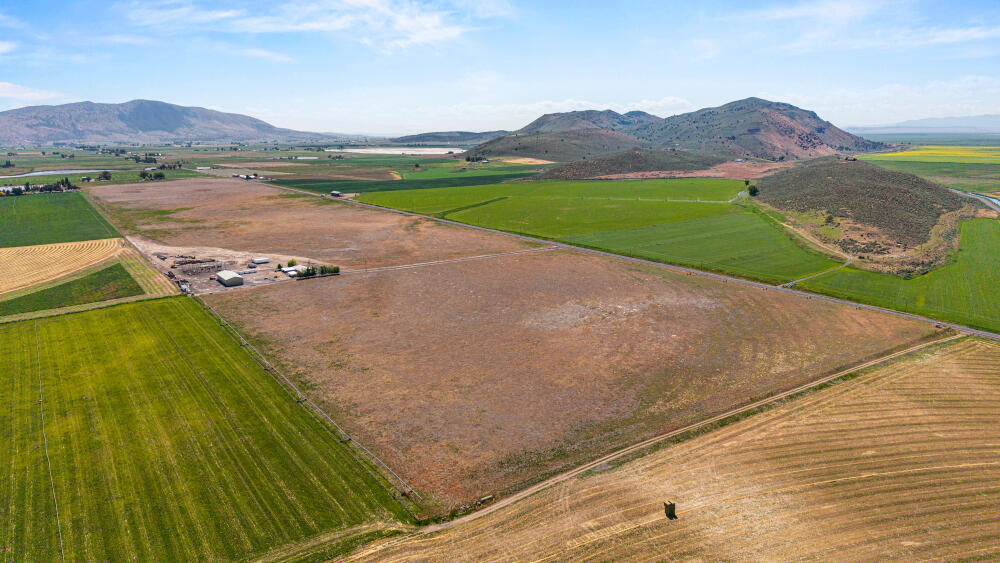 891 Cross Road Klamath Falls, OR 97603 - Photo 63 of 66 a view of a lake with a mountain
