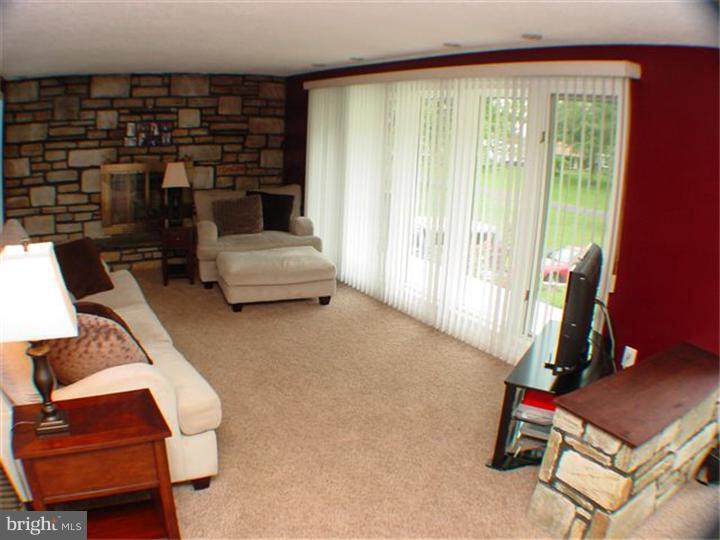 55 Laurel Road Southampton, PA 18966 - Photo 2 of 14 Living Room