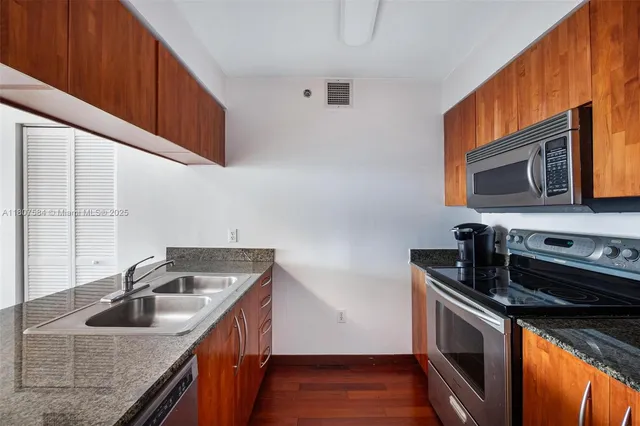 $6,000 | 1200 Brickell Bay Drive, Unit 2824, Miami, FL 33131