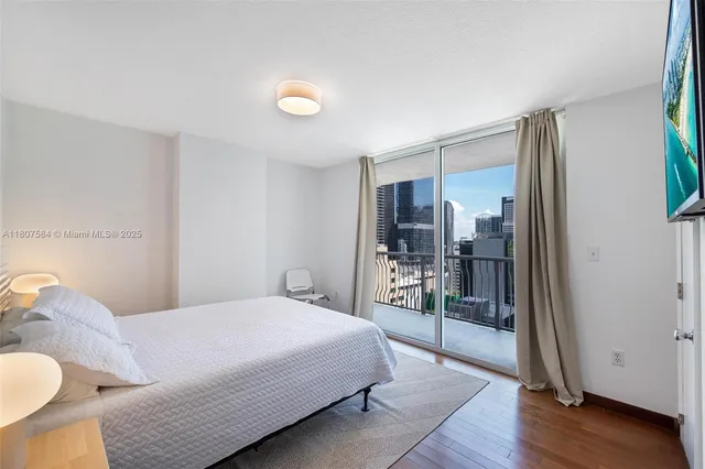 $6,000 | 1200 Brickell Bay Drive, Unit 2824, Miami, FL 33131