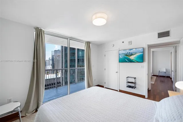 $6,000 | 1200 Brickell Bay Drive, Unit 2824, Miami, FL 33131