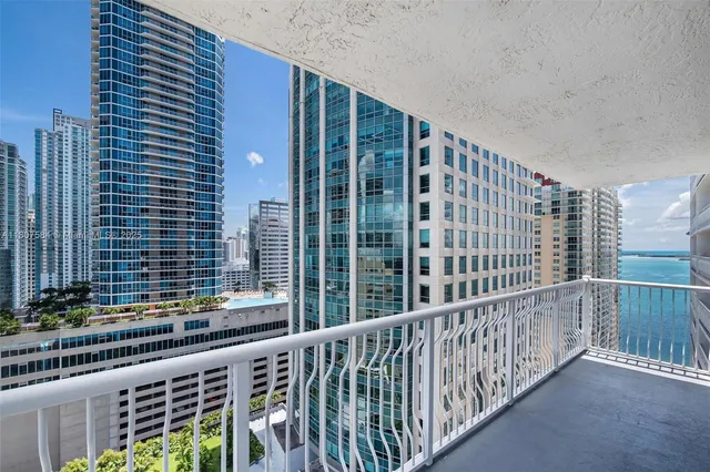 $6,000 | 1200 Brickell Bay Drive, Unit 2824, Miami, FL 33131